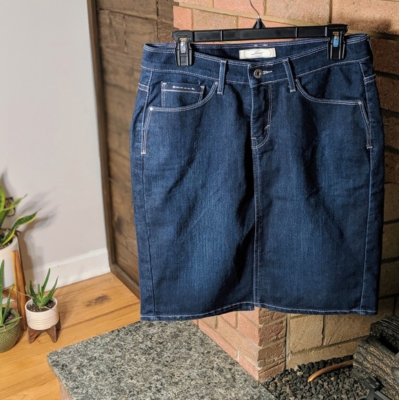 Levis Denim Skirt - Picture 2 of 6